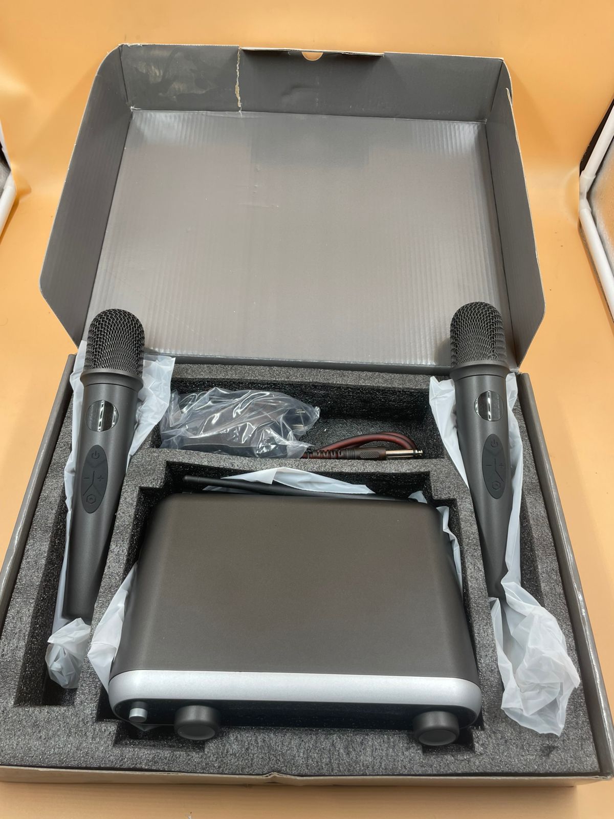 MICRÓFONOS INALÁMBRICOS PROFESIONALES HUNSON B8.