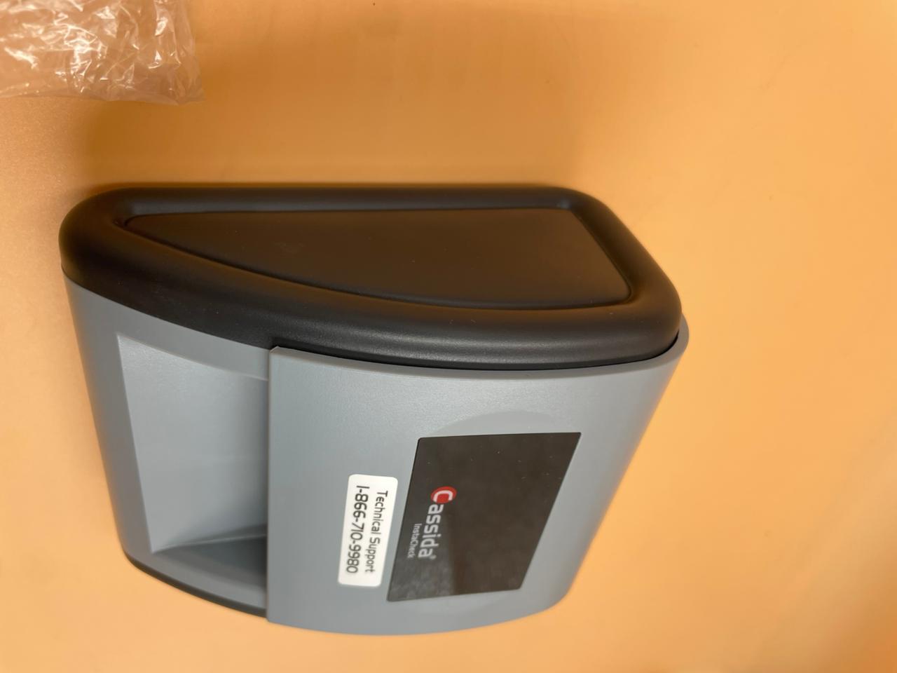 Detector automático de billetes falsos Cassida de tamaño compacto.