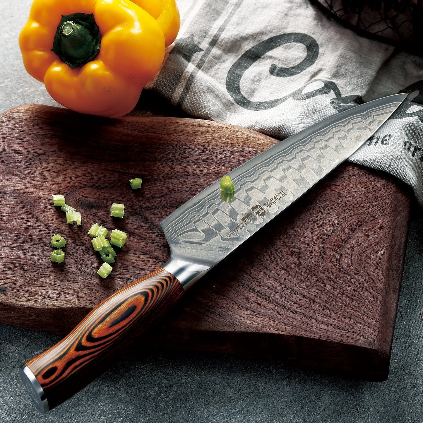 TUO Cuchillo de chef, Acero de damasco, 67 capas, dragon pattern.