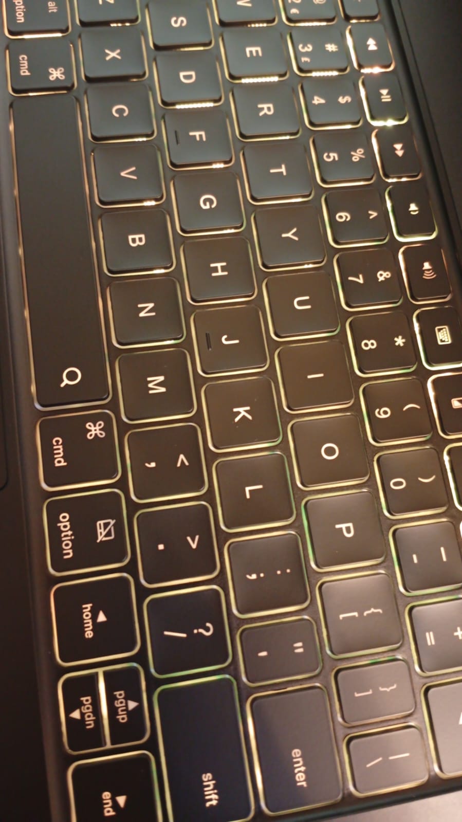 Funda con teclado táctil con trackpad para iPad Air, (USADO).