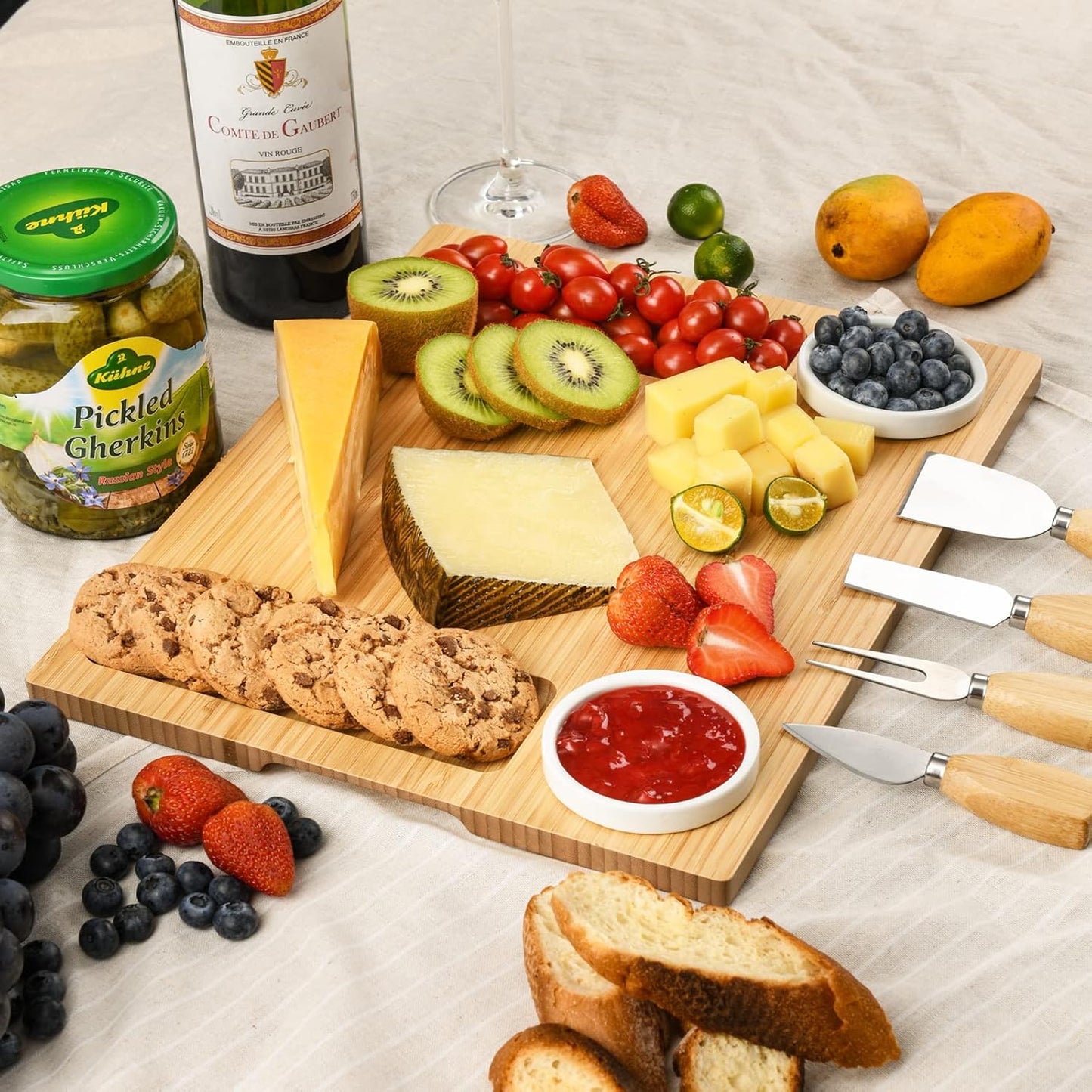 Tabla para quesos y charcutería, Abell, con 4 cuchillos y 2 cuencos.