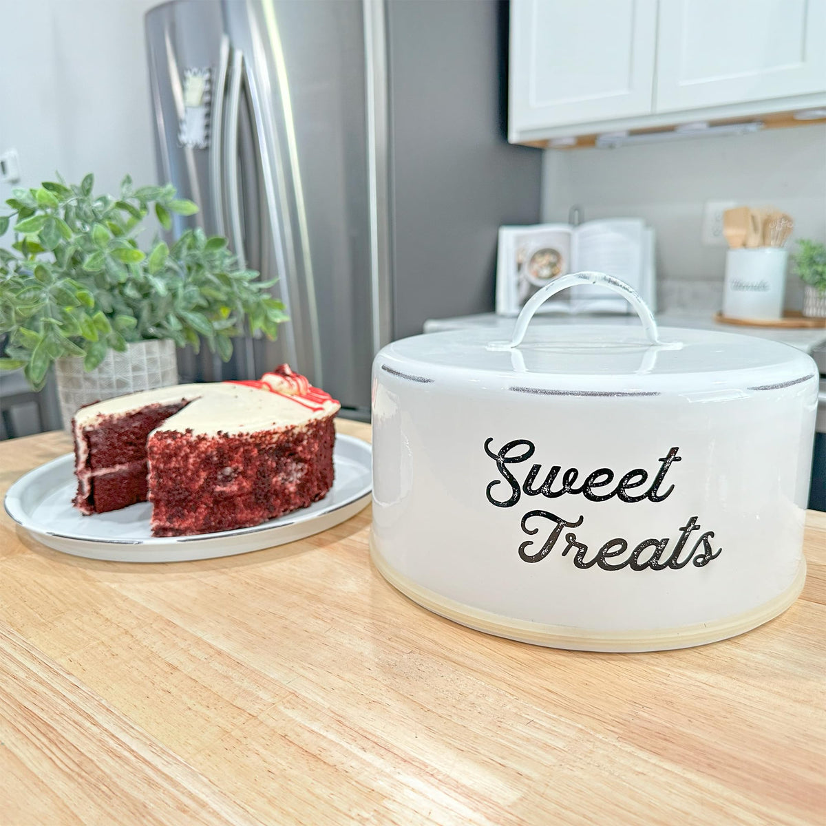 Cubre pastel blanco esmaltado AuldHome con tapa domo y texto sweet treats — vista 3