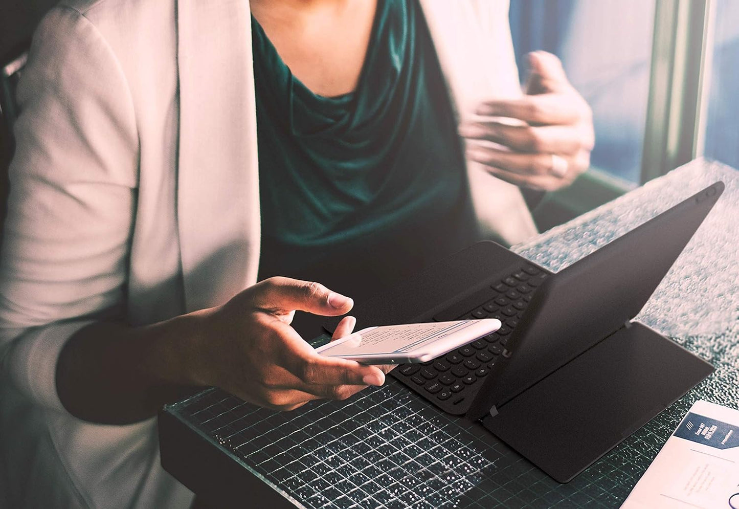 ZAGG Slim Book Go - Funda Ultradelgada con Teclado Bluetooth.