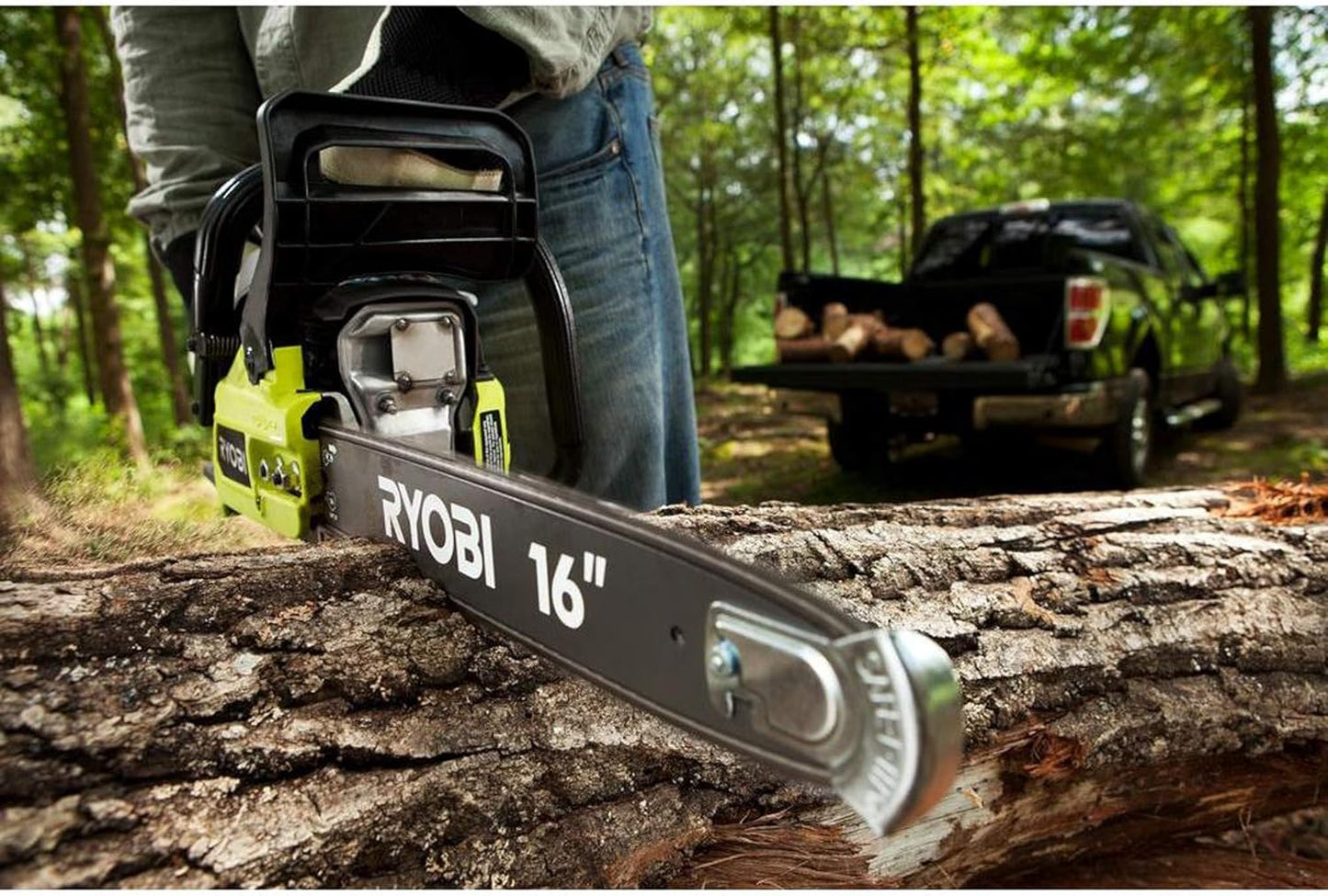 Motosierra de gas de 2 ciclos de 16", mango antivibración y estuche.