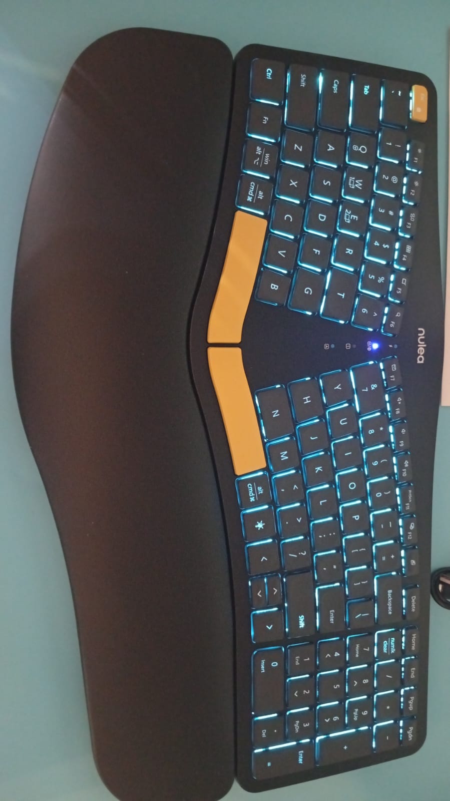 Nulea Teclado ergonómico inalámbrico, USB-C, retroiluminado.