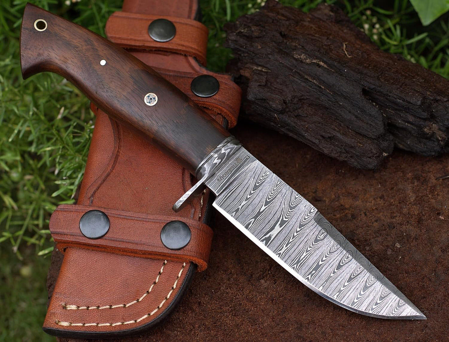 Cuchillo de caza de Damasco hecho a mano con funda de cuero.