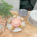 Cubre pastel blanco esmaltado AuldHome con tapa domo y texto sweet treats — vista 2