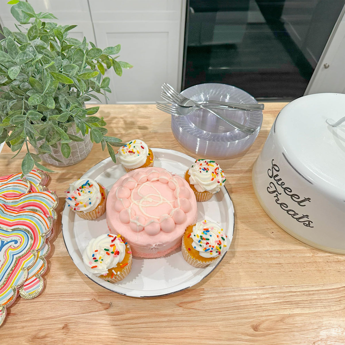 Cubre pastel blanco esmaltado AuldHome con tapa domo y texto sweet treats — vista 2