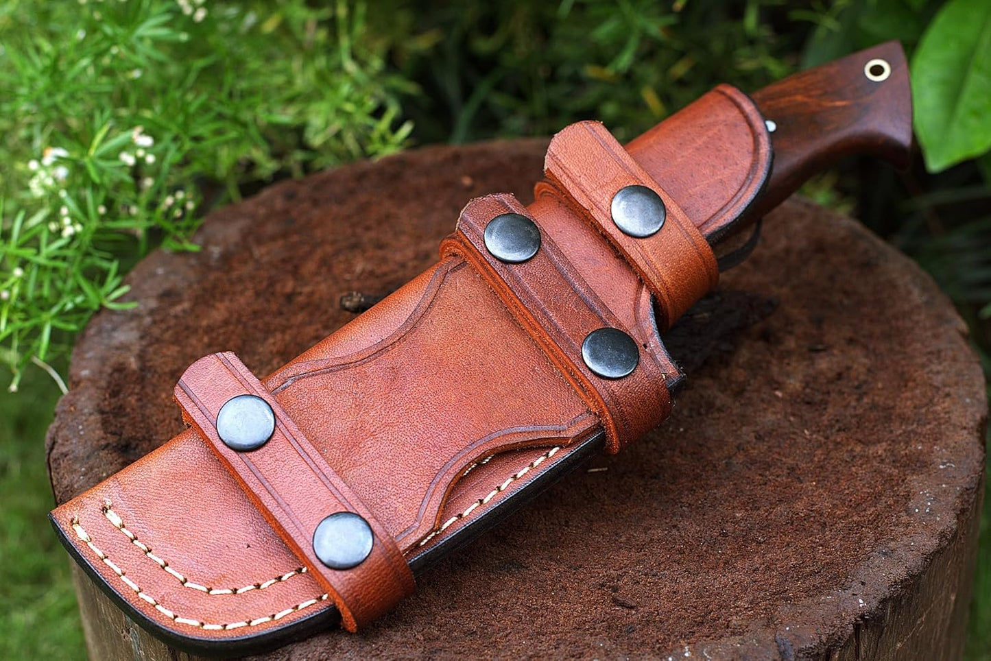 Cuchillo de caza de Damasco hecho a mano con funda de cuero.