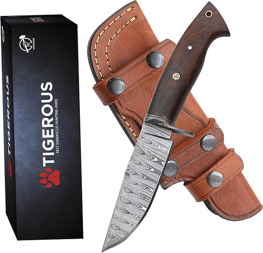 Cuchillo de caza de Damasco hecho a mano con funda de cuero.