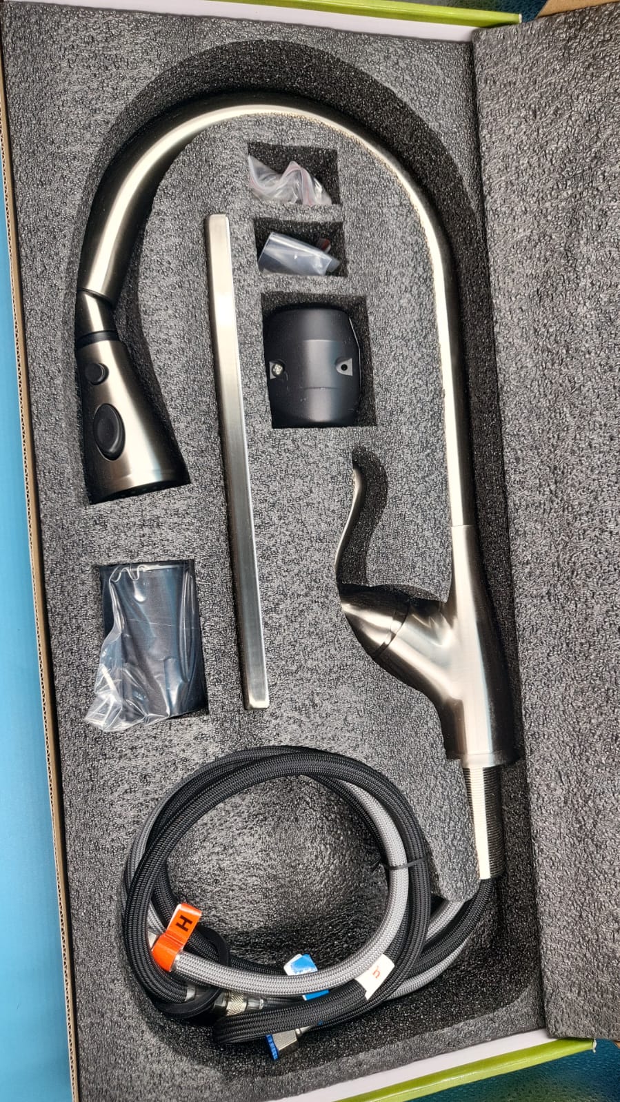 Grifo de cocina moderno con rociador extraíble de una sola manija.