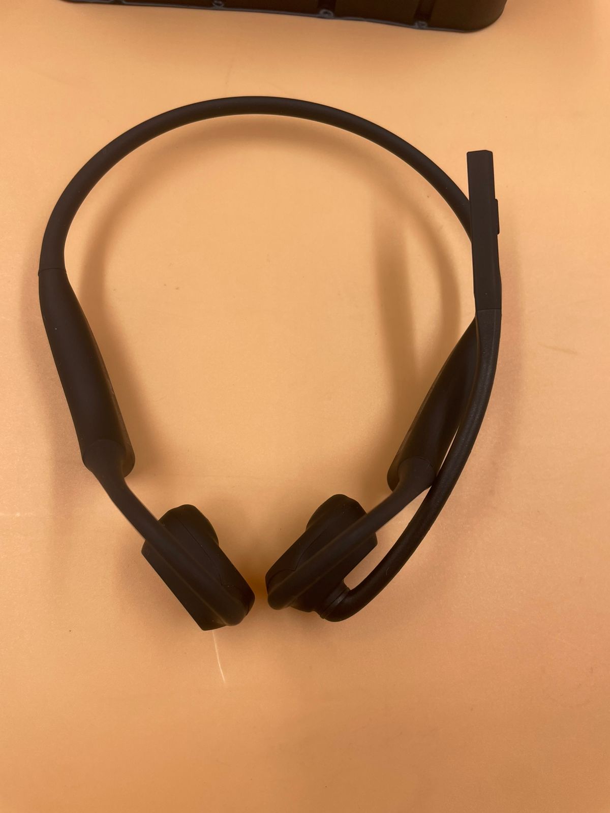 LEVN - Auriculares de oído abierto con micrófono.(USADOS)