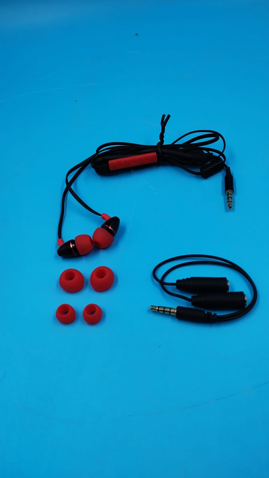 Auriculares intrauditivos, micrófono y volumen limitado para niños.