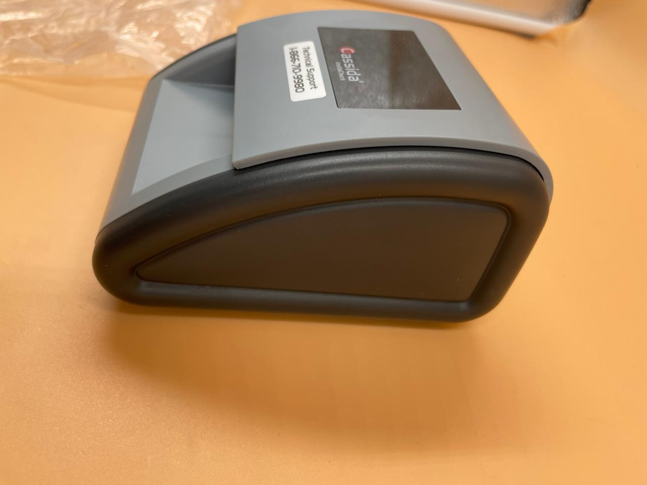 Detector automático de billetes falsos Cassida de tamaño compacto.