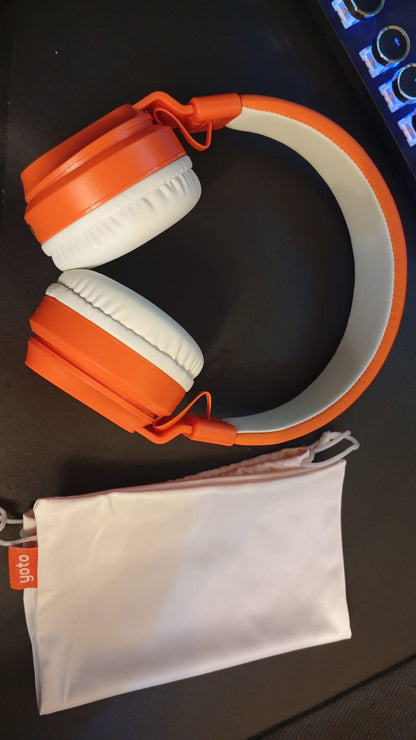 Auriculares con cable Yoto, Fruit Punch, plegables, bolsa de viaje.