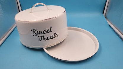 Cubre pastel blanco esmaltado AuldHome con tapa domo y texto sweet treats — vista 6
