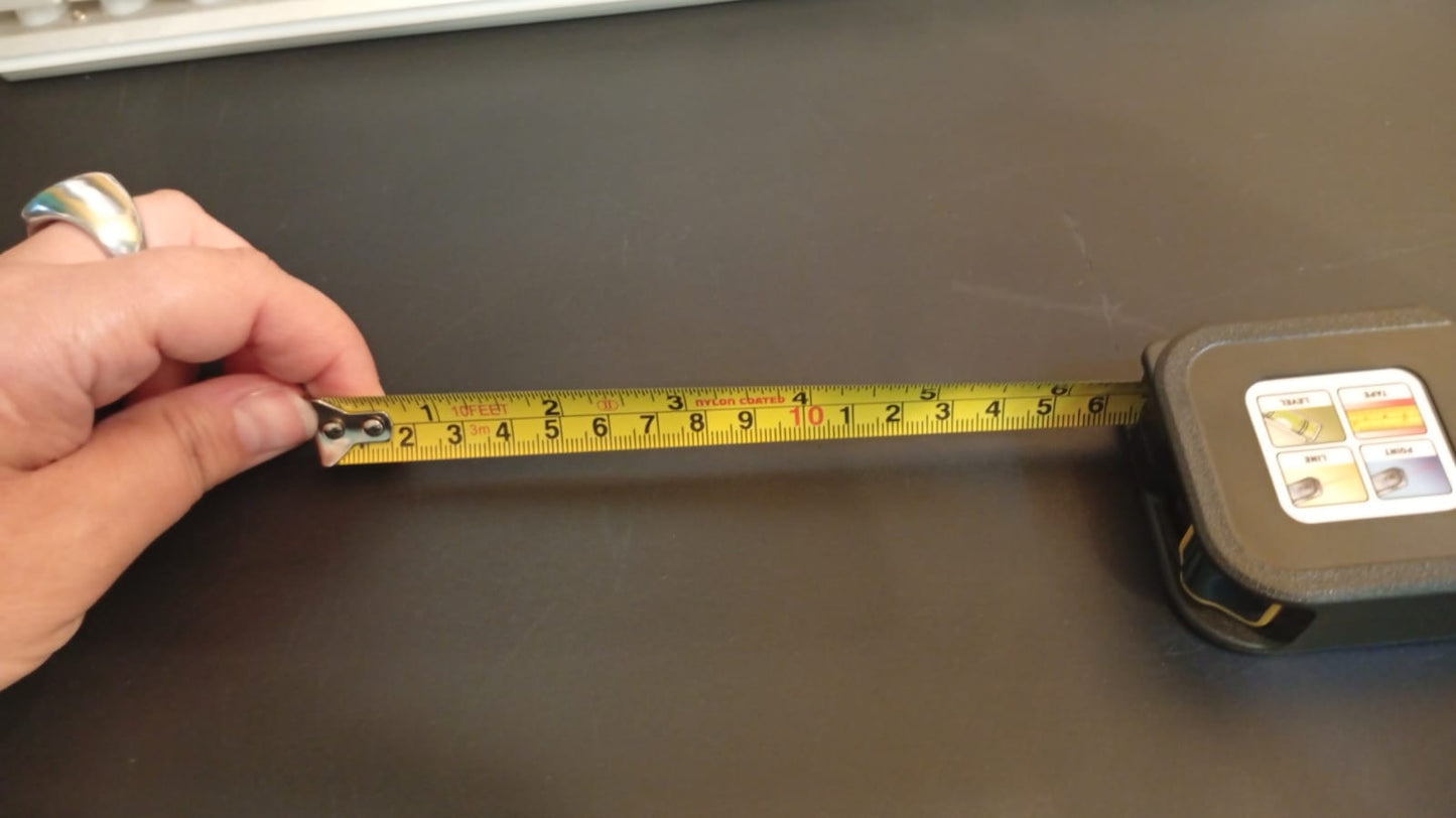 Nivel láser 4 en 1, punto de alineación, línea láser y cinta métrica.