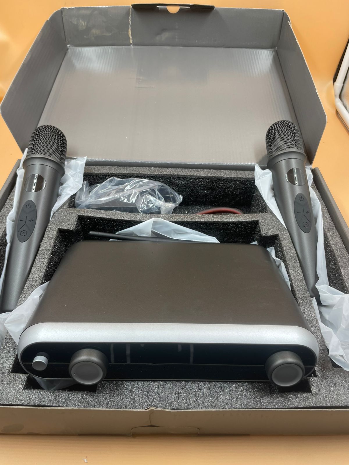 MICRÓFONOS INALÁMBRICOS PROFESIONALES HUNSON B8.