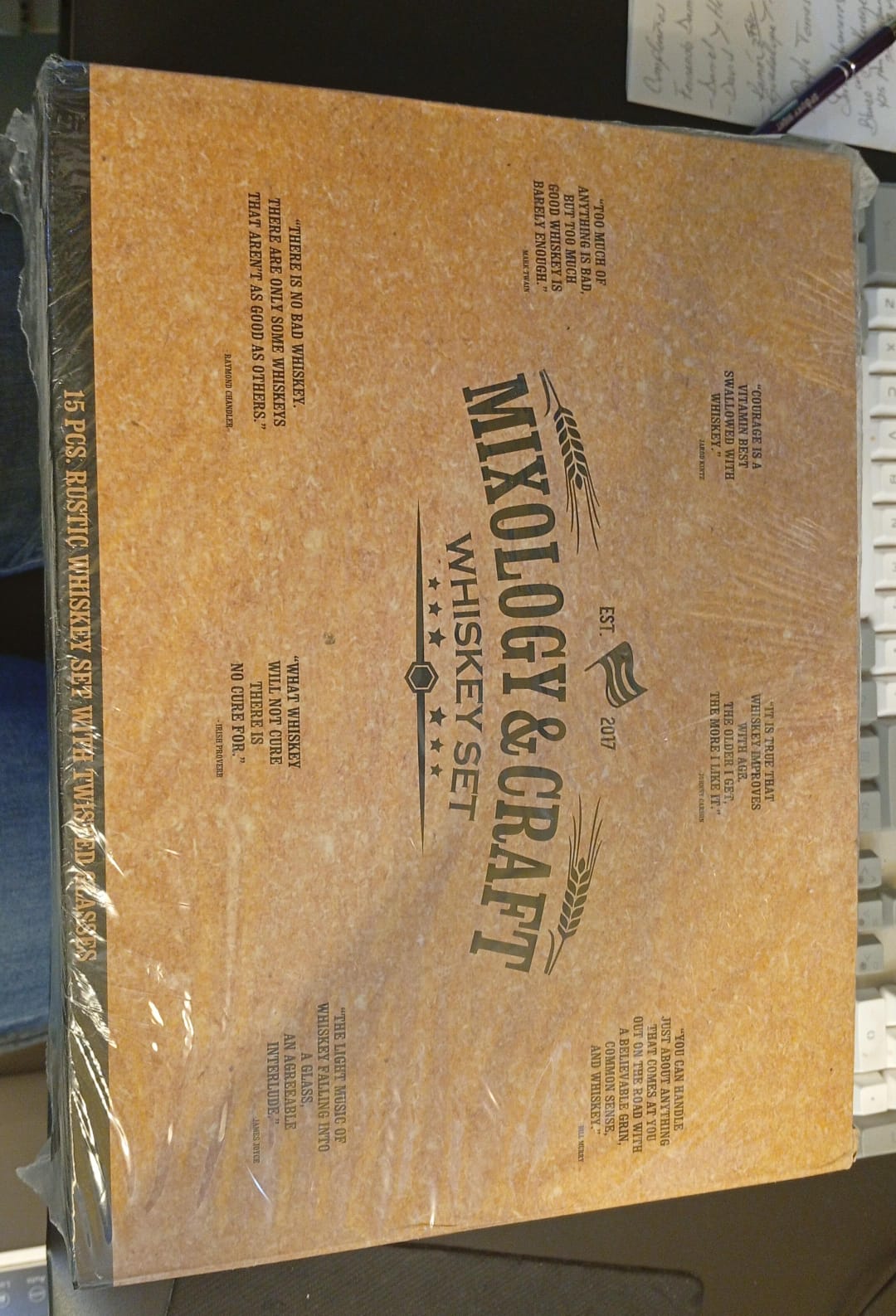 Juego de regalo de piedras y vasos de whisky y tarjetas de cóctel.