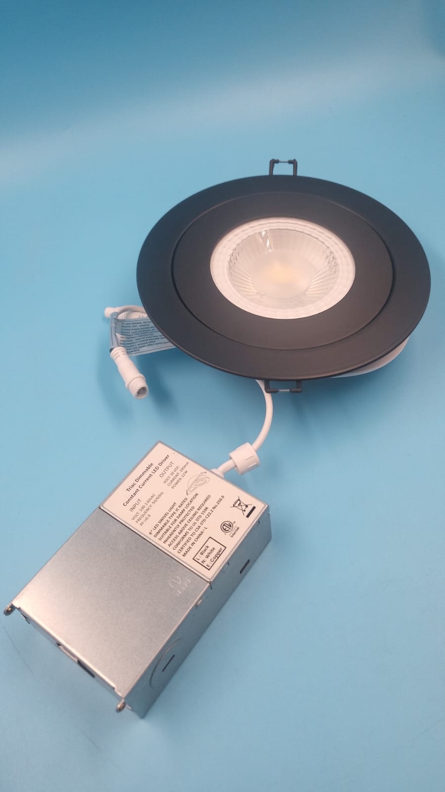 Foco empotrable de 15.24 cm – 12 W con cardán inclinado para techo, empotrado. POPANU