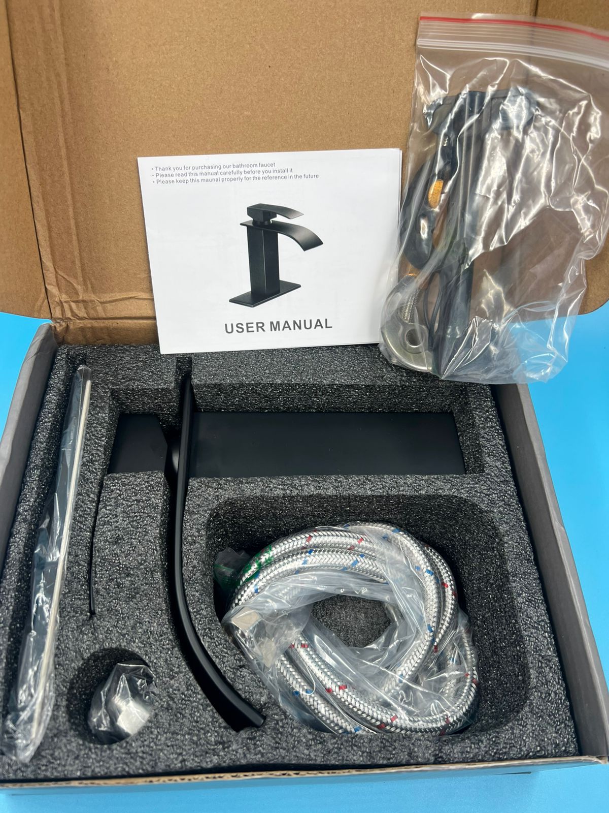 Grifo de baño Qomolangma con caño cascada negro