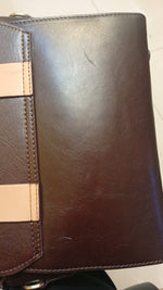 Bolso de piel Geniuno Boyatu, Estilo Bandolera con correa ajustable.