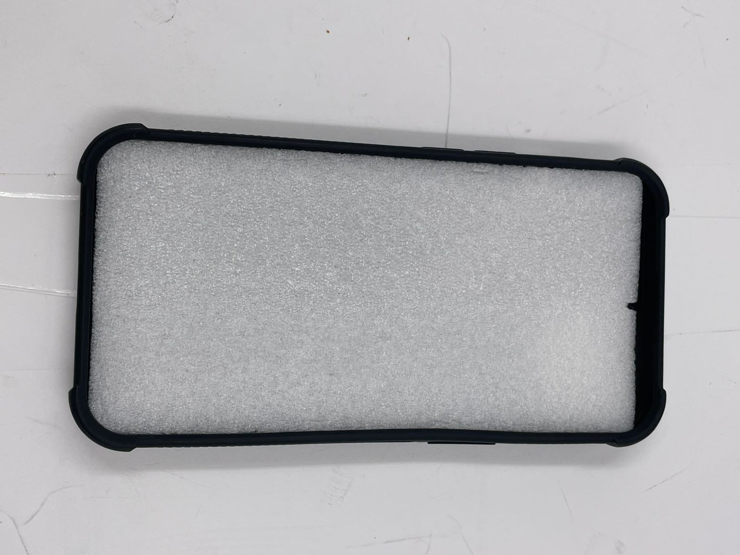 Funda compatible con iPhone 14/13, diseño con patrón de parachoques trasero.