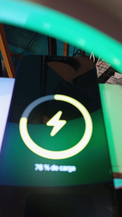 Lámpara de mesa, luz LED RGB, con cargador inalámbrico MagSafe.