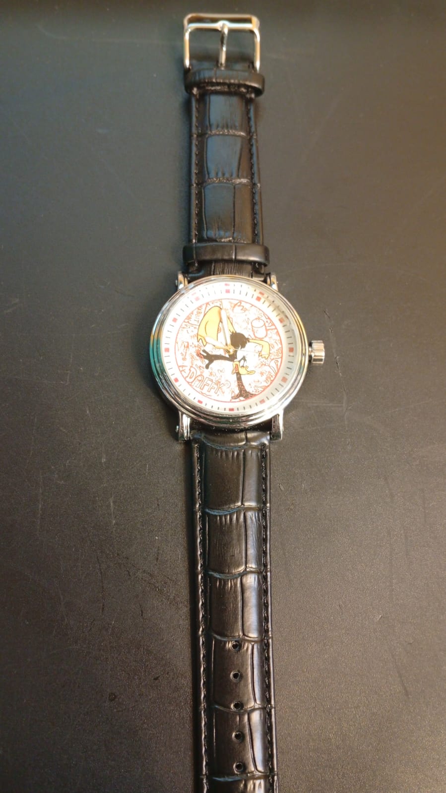 Reloj para adultos, correa de cuero, Looney Tunes, Pato Lucas.