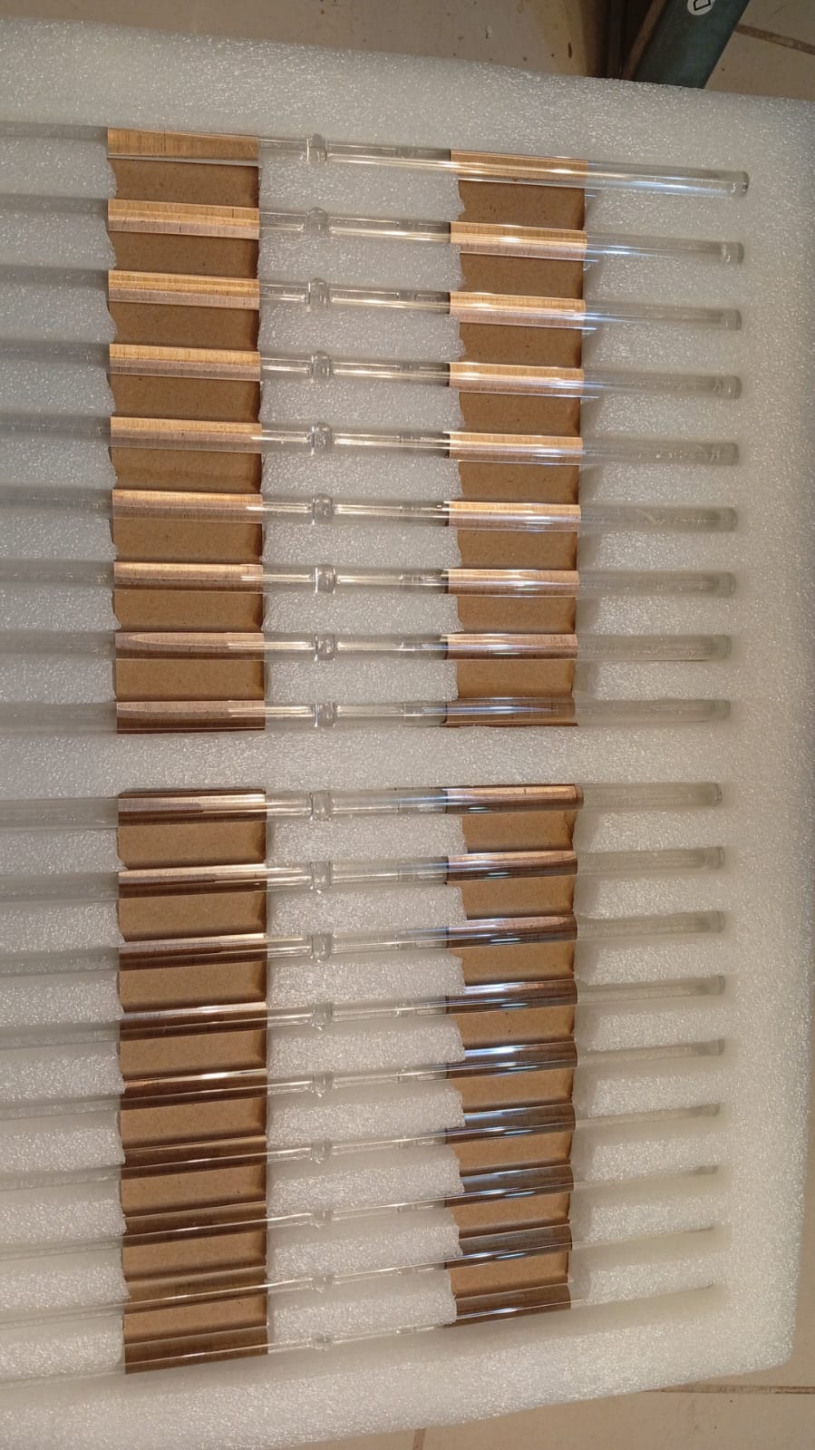 Lámparas colgantes de cristal, color latón, altura ajustable.