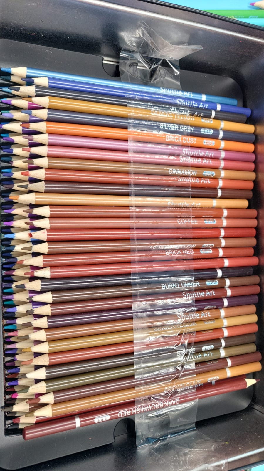 Lápices de colores profesionales para dibujar. caja abierta