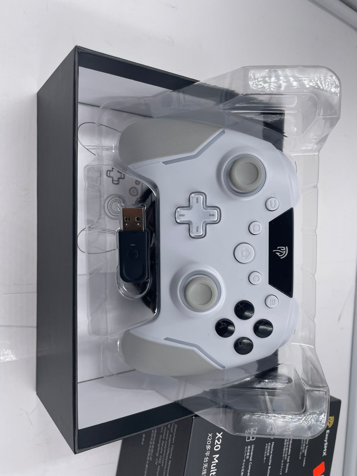 Mando inalámbrico para juegos EasySMX X20 con retroiluminación RGB.
