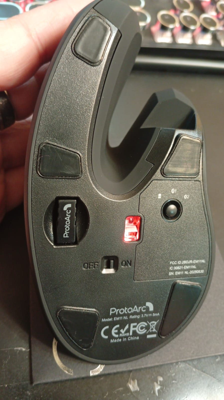 Mouse vertical ergonómico ProtoArc EM11 NL negro con cable de carga