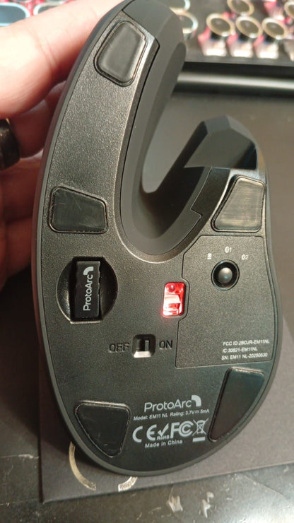 Mouse vertical ergonómico ProtoArc EM11 NL negro con cable de carga
