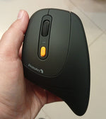 Mouse vertical ergonómico ProtoArc EM11 NL negro con cable de carga — vista 4