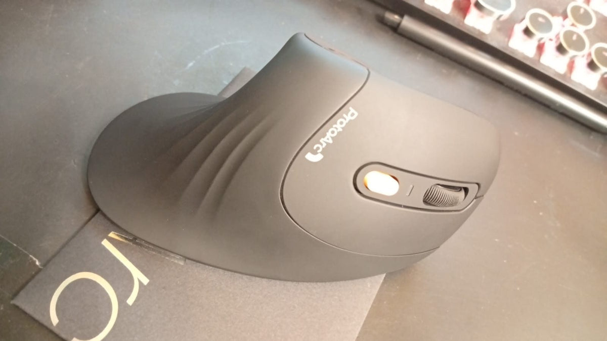Mouse vertical ergonómico ProtoArc EM11 NL negro con cable de carga — vista 5