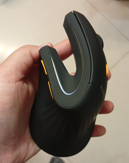 Mouse vertical ergonómico ProtoArc EM11 NL negro con cable de carga — vista 6