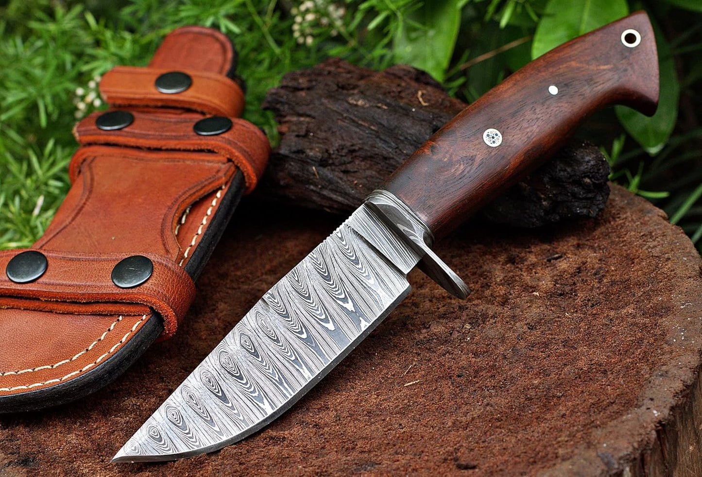 Cuchillo de caza de Damasco hecho a mano con funda de cuero.