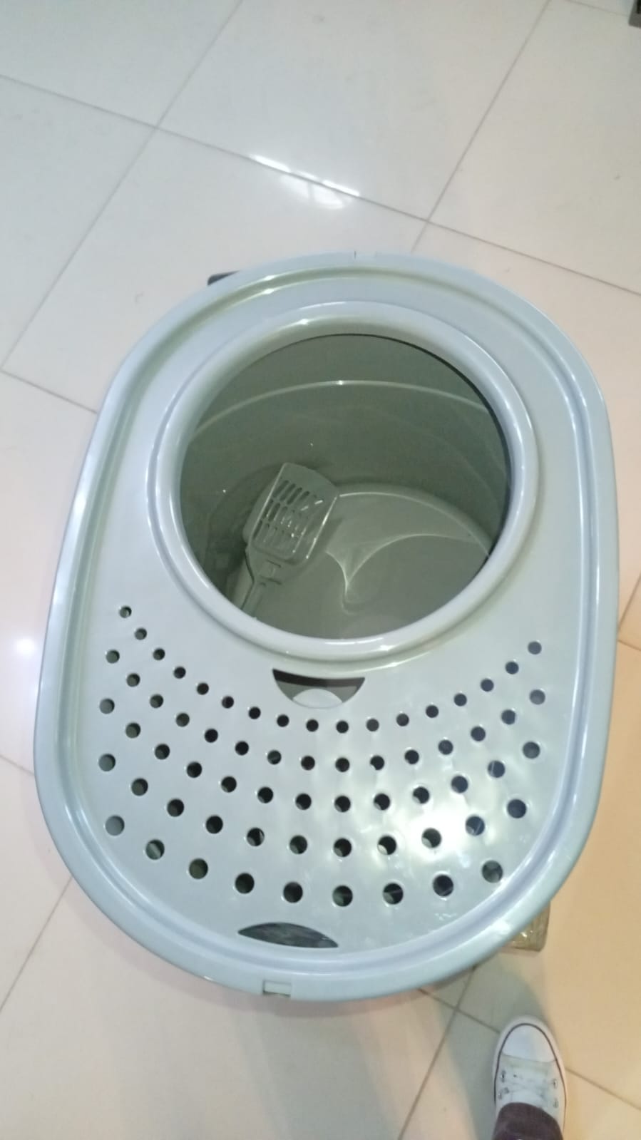 Amazon Basics, Caja de arena alta, para gatos, incluye cuchara.