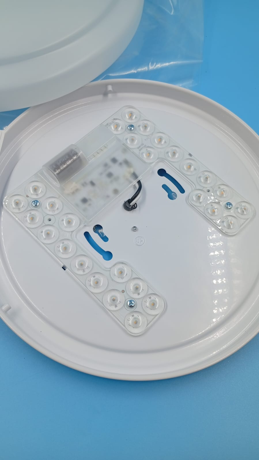 Luz LED redonda, montaje empotrado de 12', Hampton Bay (DET. CAJA)