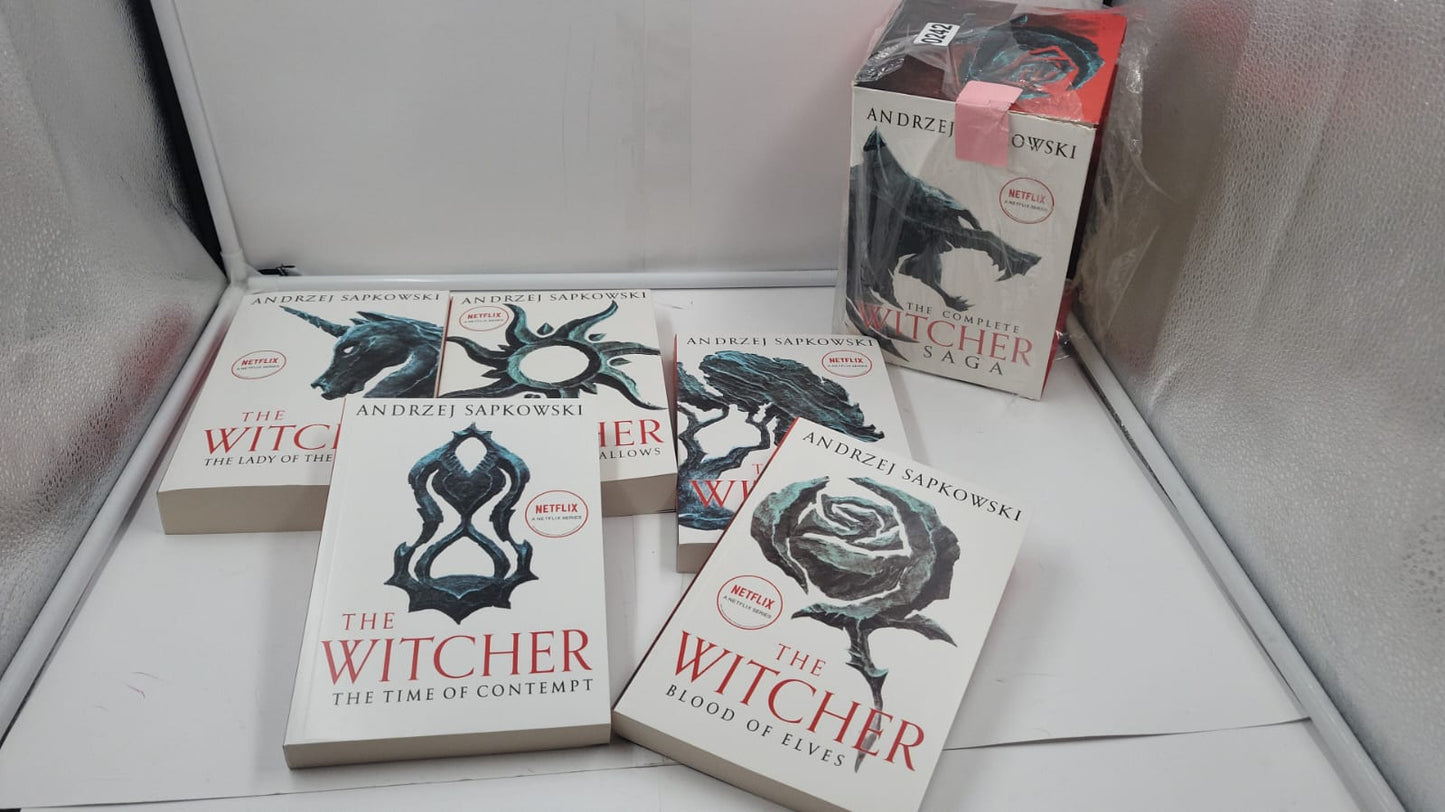 Caja de The Witcher: Sangre de Elfos, El Tiempo del Desprecio, Bautismo de Fuego, La Torre de las Golondrinas, La Dama del Lago.