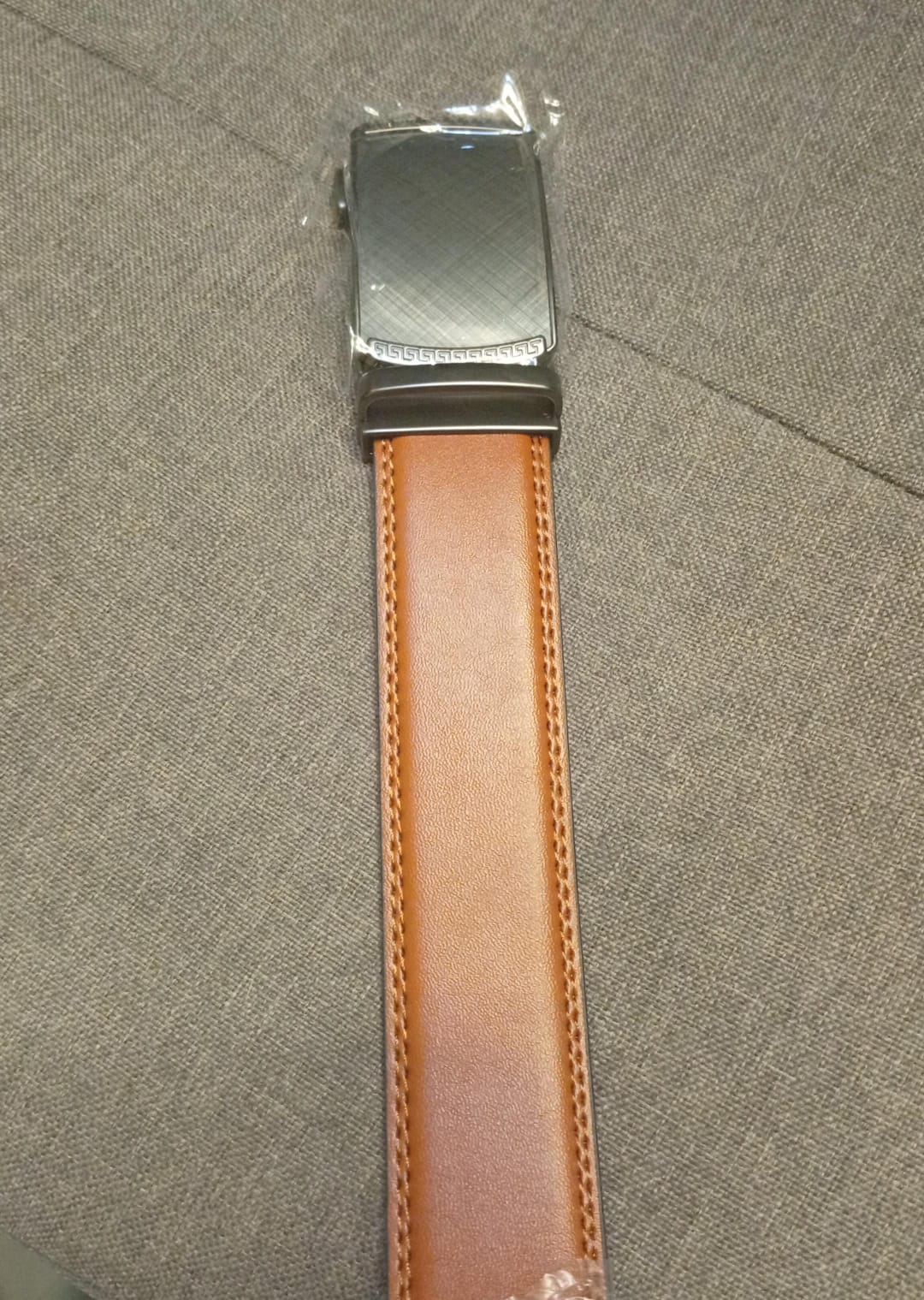 Cinturón de cuero con trinquete para hombre, ajuste personalizable.