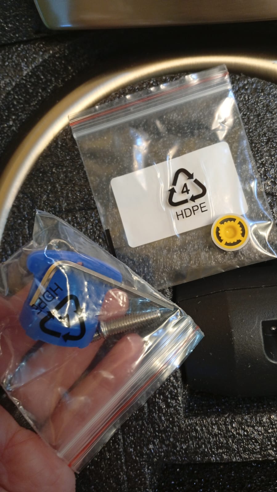 Grifo de cocina con rociador extraíble, oro cepillado, 1 o 3 ags.