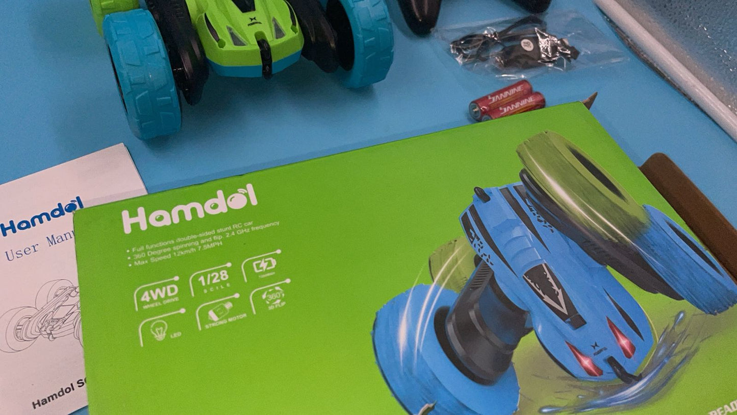 Auto a control remoto, de doble cara giratoria de 360°.