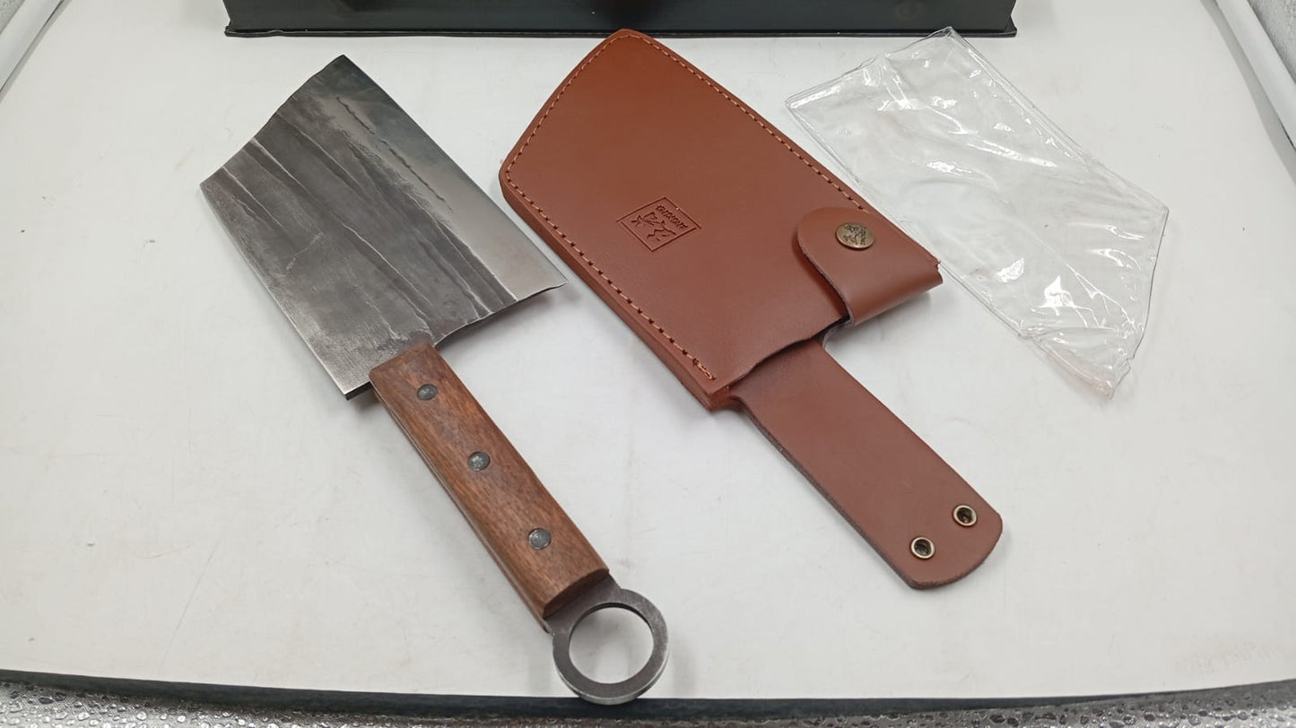Cuchillo de carnicero de 7.8", con funda y mango de madera forjado.