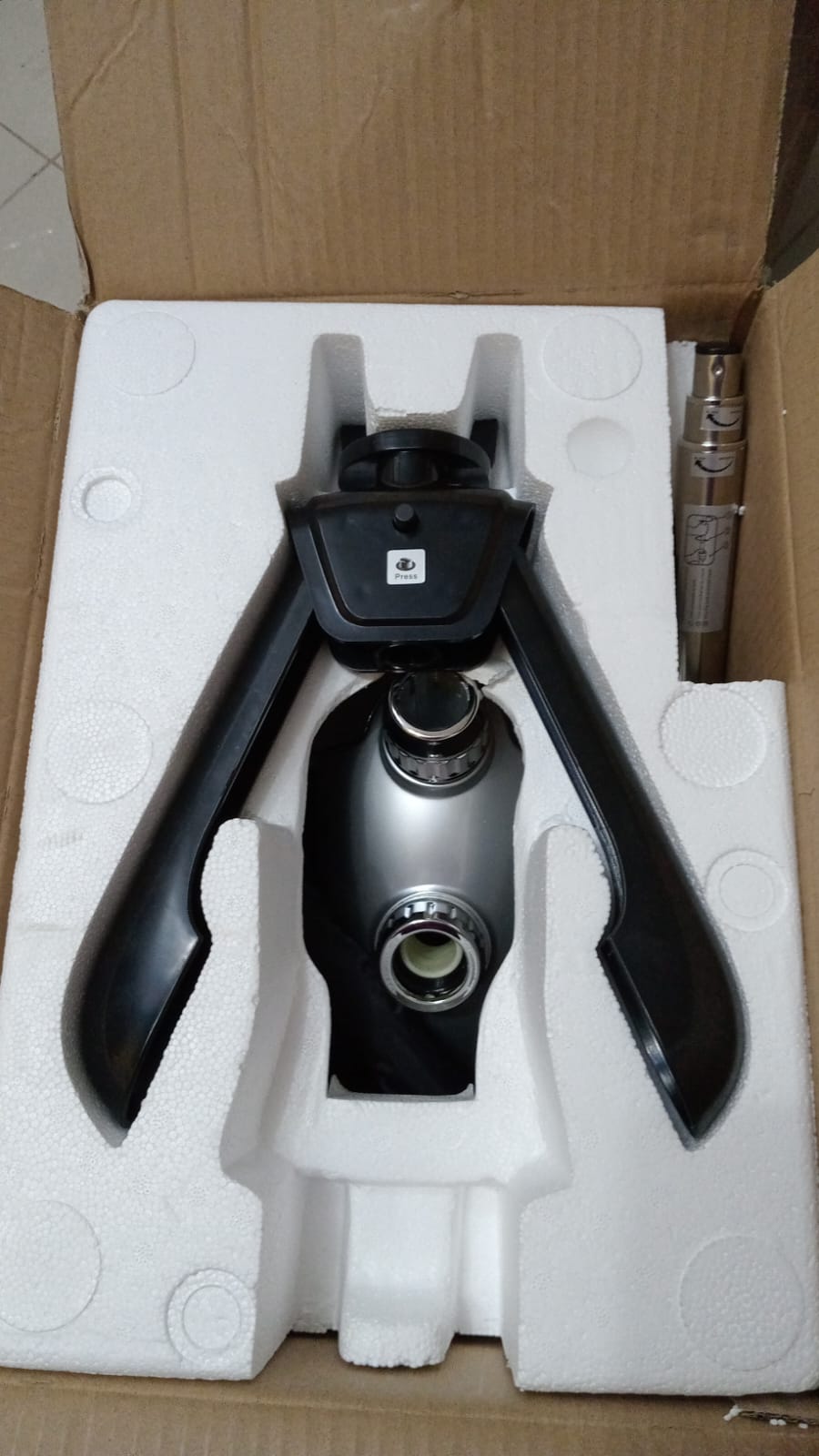 Anthter Vaporizador para ropa, 2.4L, con ruedas, plateado,(USADO).