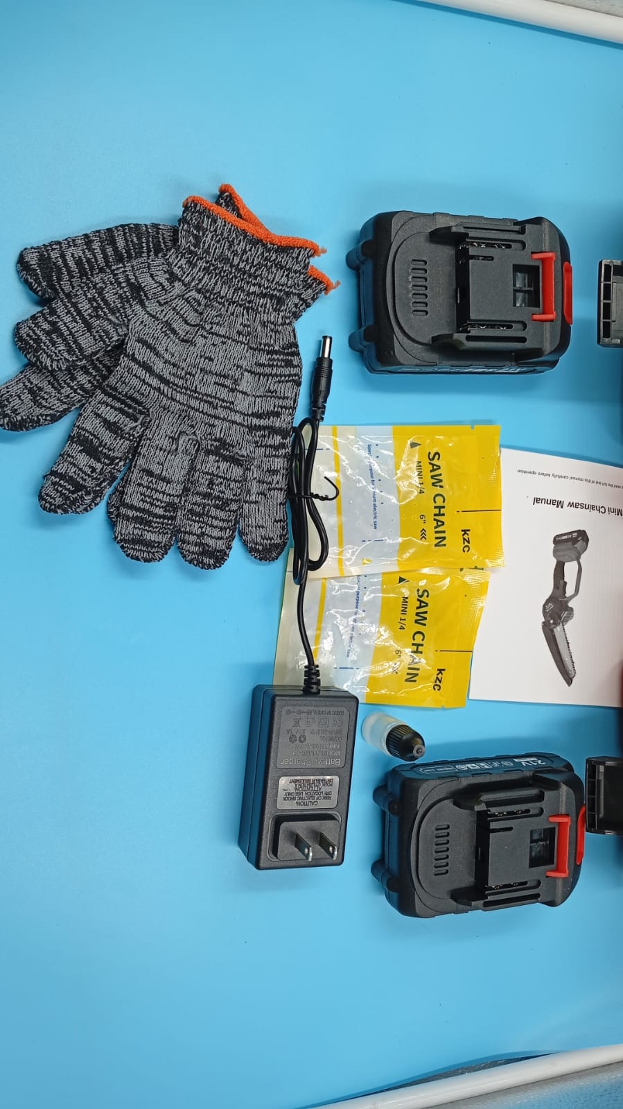 Mini motosierra inalámbrica de 6", 2 baterías y 3 cadenas, portátil.