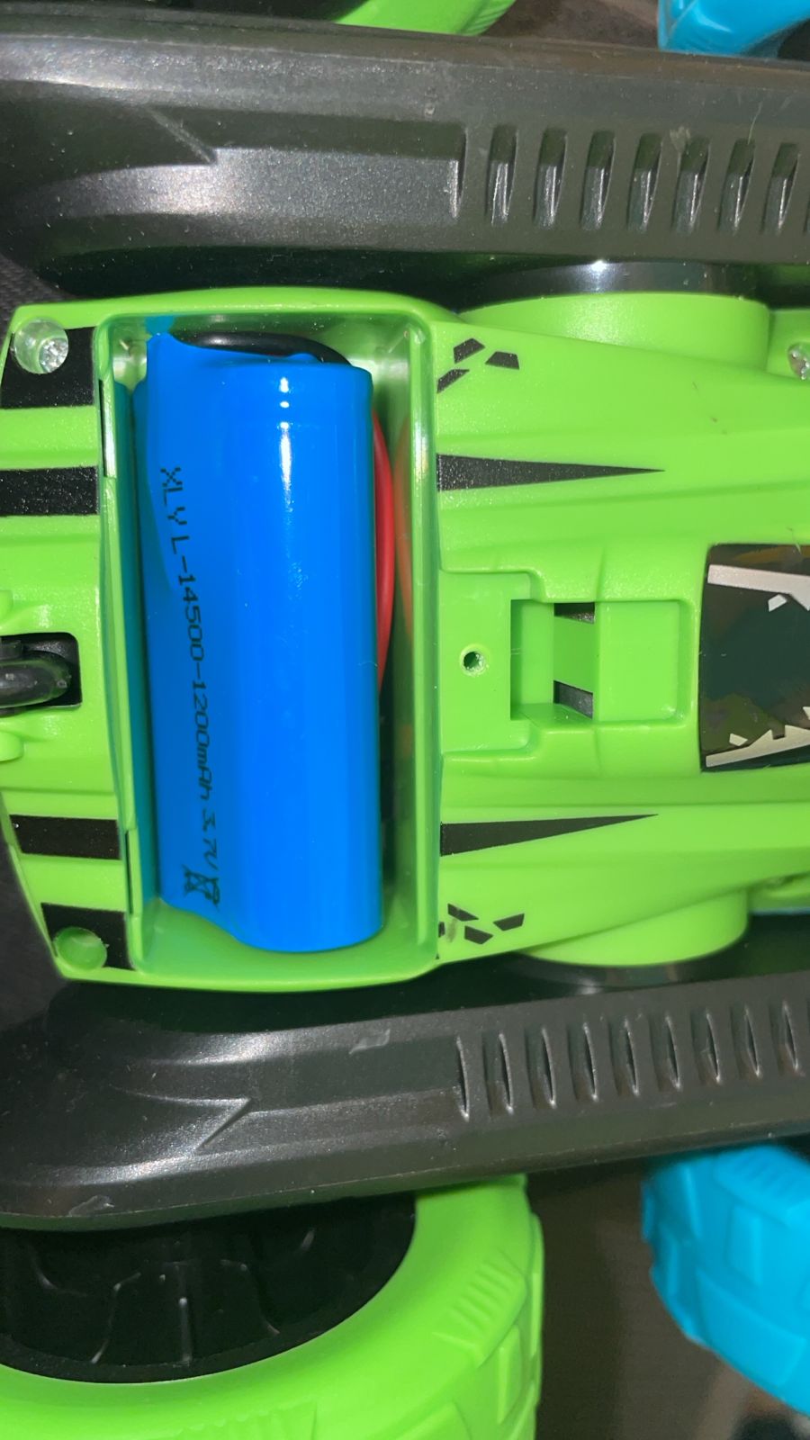 Auto a control remoto, de doble cara giratoria de 360°.