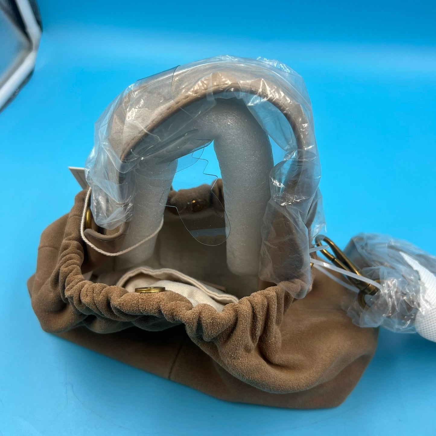 Minibolso Dolce Vita Ariana Gamuza Taupe color topo