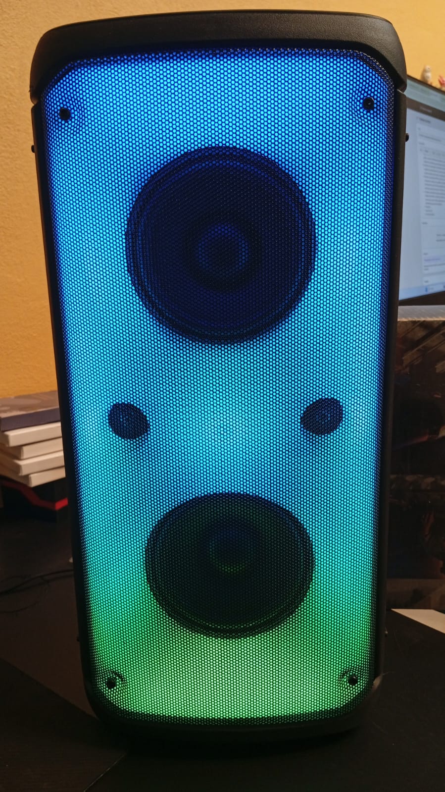 Altavoz Bluetooth Q55, con 2 microfonos, luces RGB,(DETALLE).